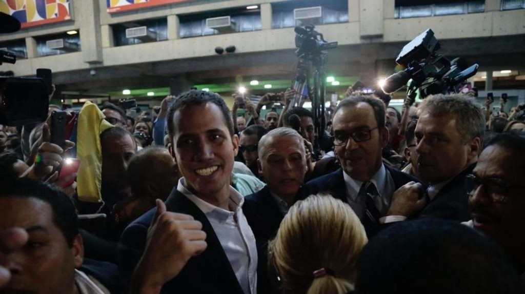 Guaidó ya en Venezuela: "Empieza un nuevo momento que no admitirá retrocesos"
