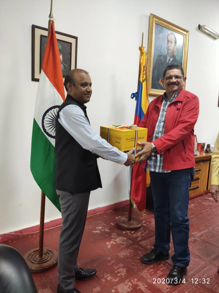 Embajada de la India donó  libros a la Biblioteca de la Unerg 