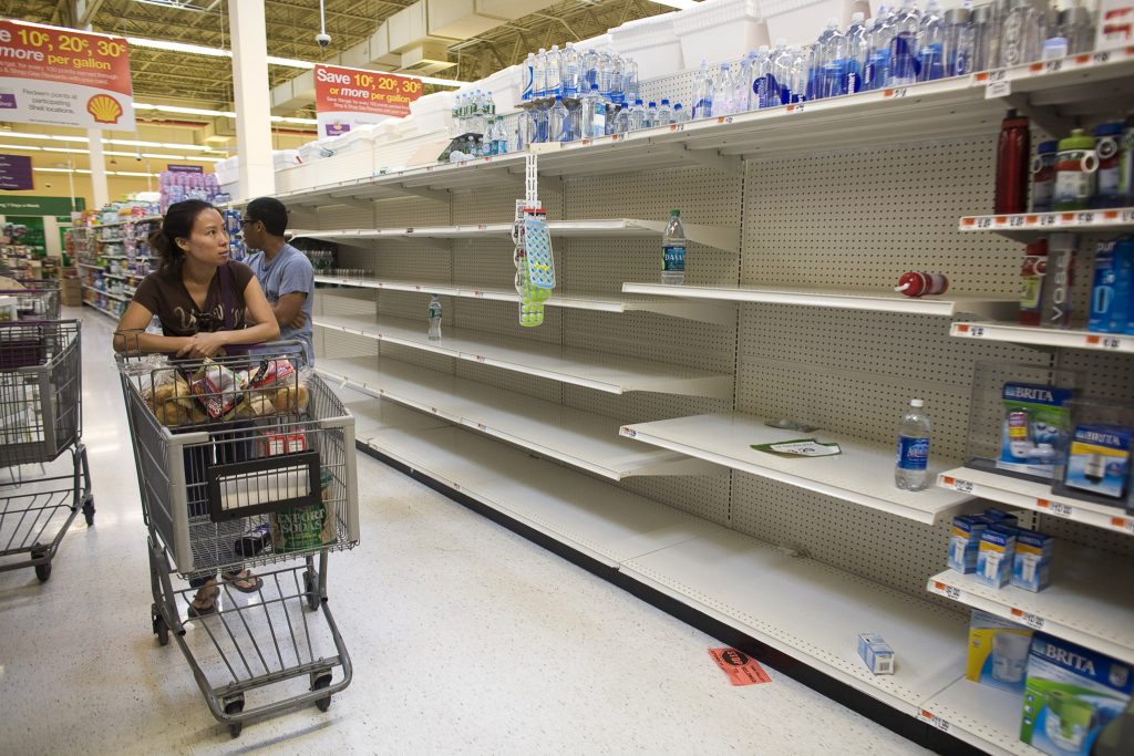 Sin agua, gasolina, cortes eléctricos o TV, la escasez pone a los venezolanos a prueba