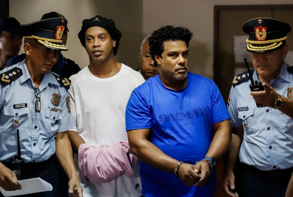 Juez concede libertad a Ronaldinho tras más de cinco meses de prisión en Paraguay