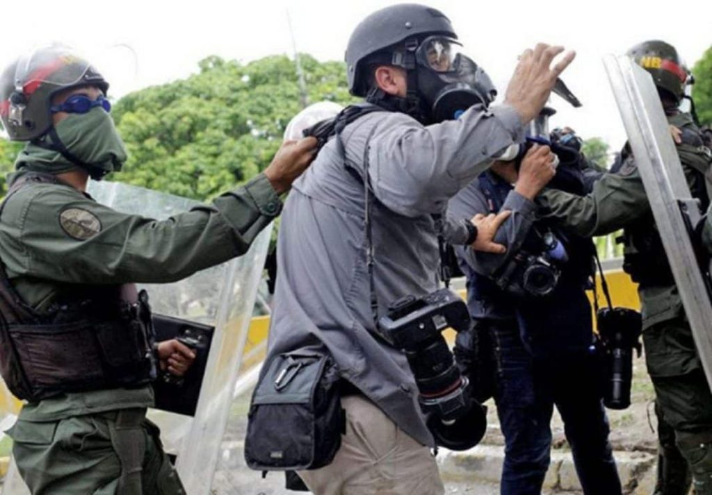 Periodistas enfrentan detenciones, amenazas y prohibiciones por informar la situación de la gasolina