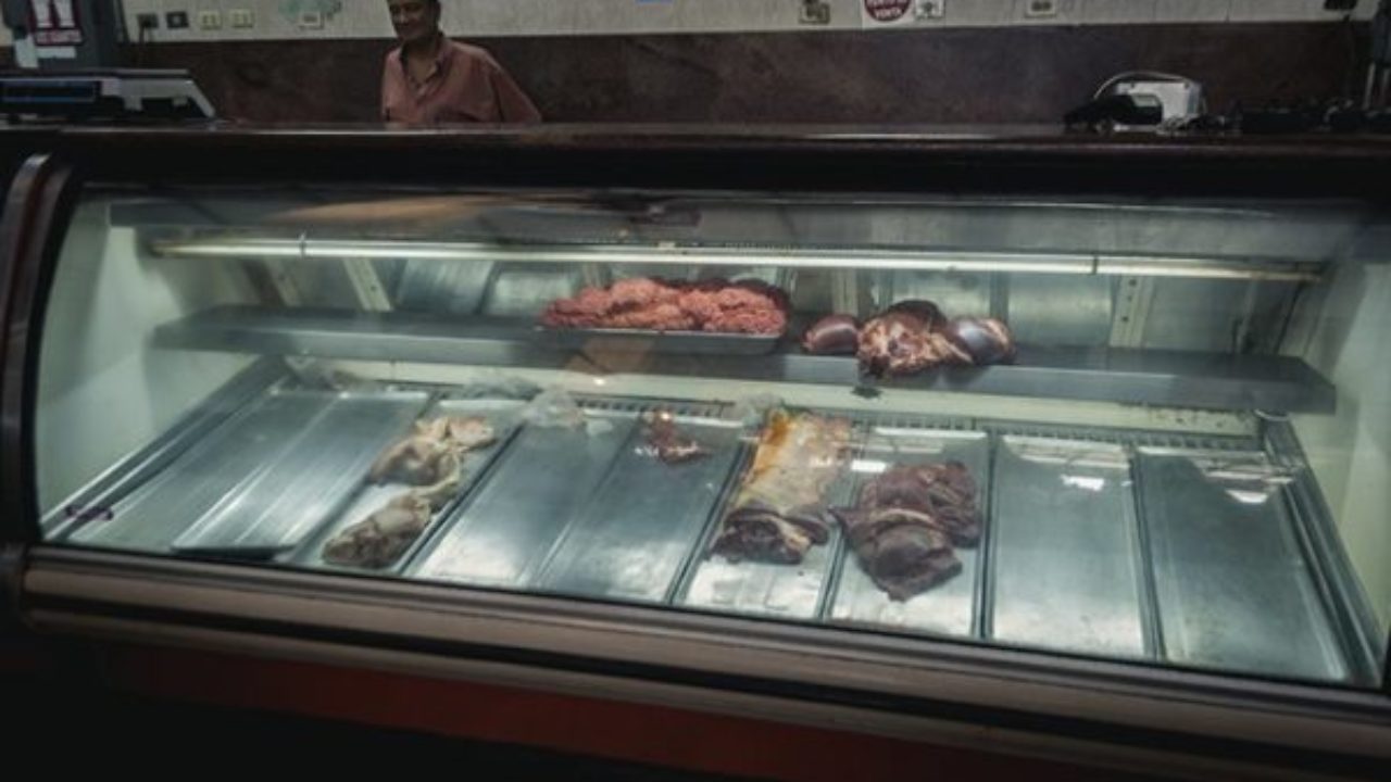 Crisis dispara comercio informal de carne y déficit de consumo de proteínas llega a 65%