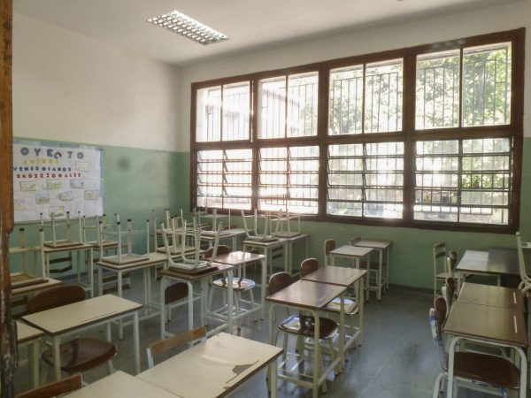 Gobierno autoriza a colegios privados a cobrar mensualidad en dólares según tasa del BCV