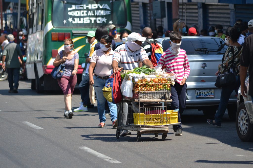 50% de los hogares venezolanos sobrevive en la economía informal
