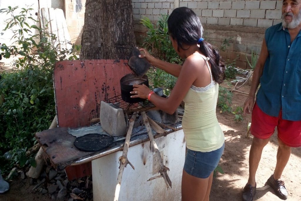 La pesada carga de leña para cocinar recae sobre los hombros de una Venezuela sin gas
