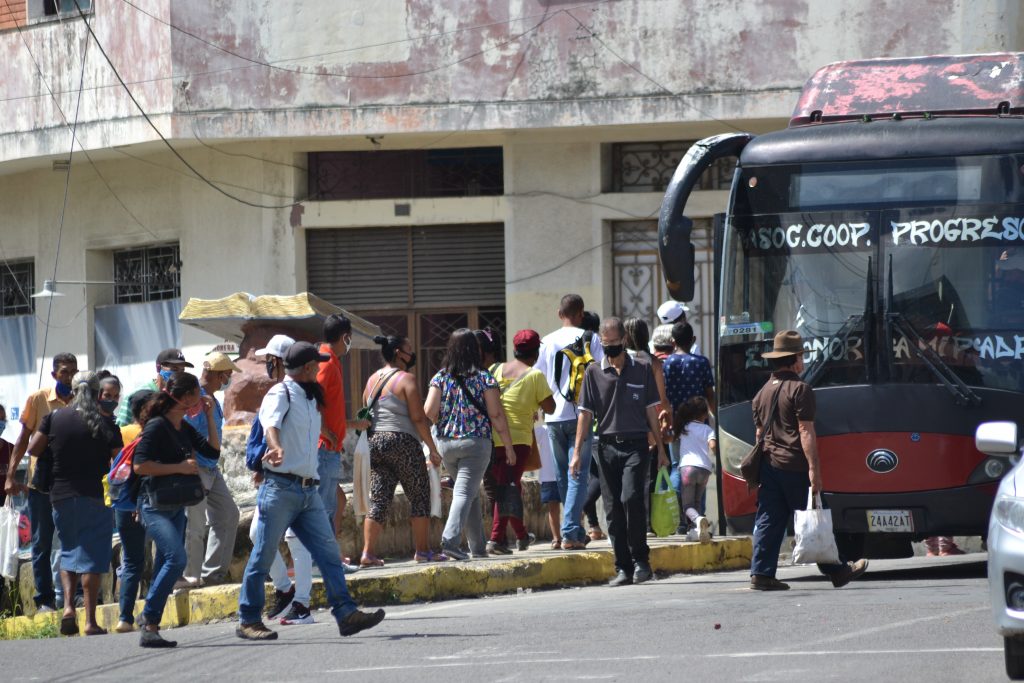 Suspenden servicio de transporte interurbano por cuarentena radical a nivel nacional
