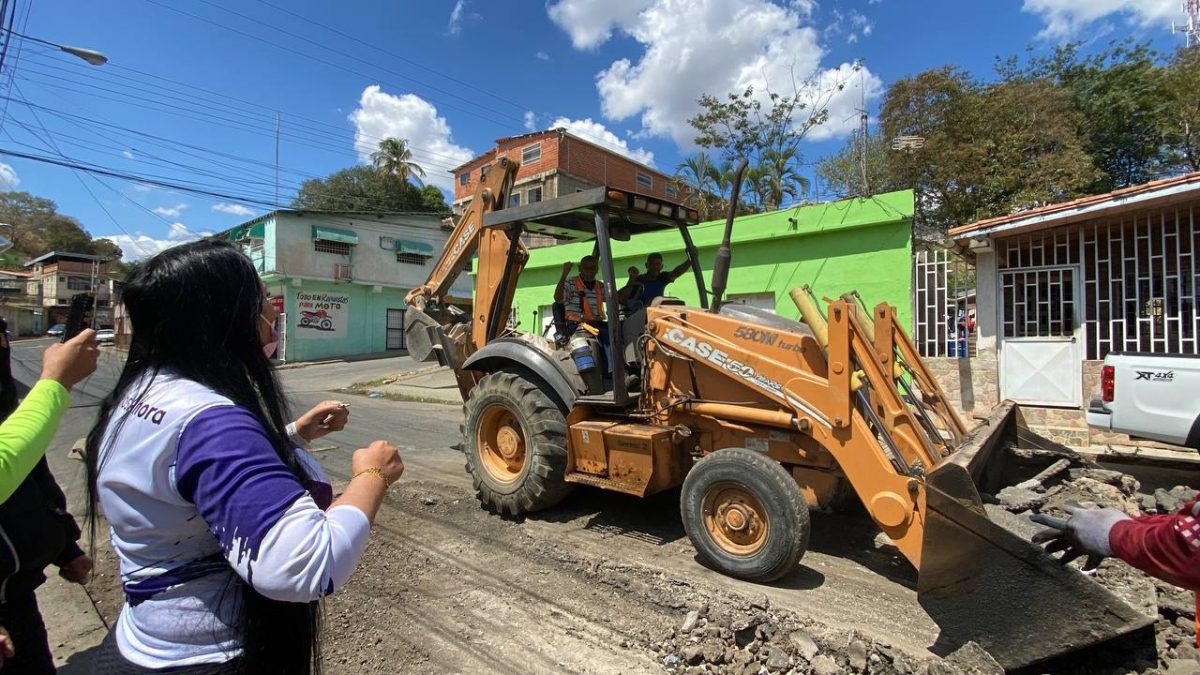 la máxima autoridad municipal, Sulme Ávila, mencionó que son 100.000 toneladas de asfalto que llegan para Roscio gradualmente