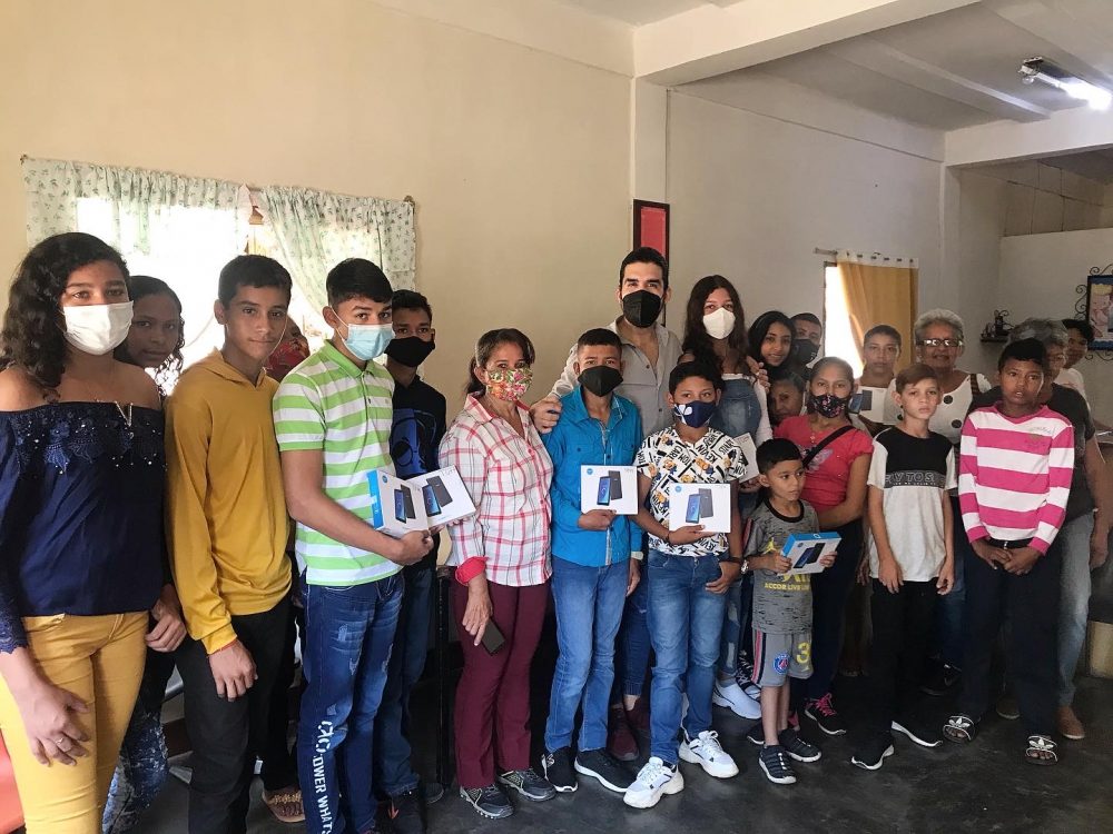 Cedice Libertad entrega tablets a jóvenes destacados del barrio Vicario, en Guárico