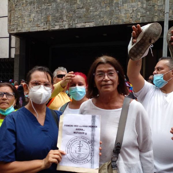 “De héroes a mafiosos”: Personal de salud rechaza descalificaciones del gobierno y evalúa llamar a paro