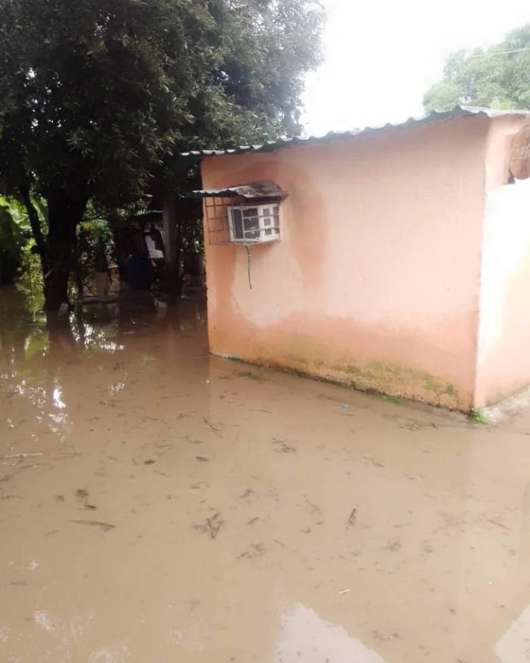 Fuertes lluvias causan desbordamiento del rio Paya en el Municipio Ortiz