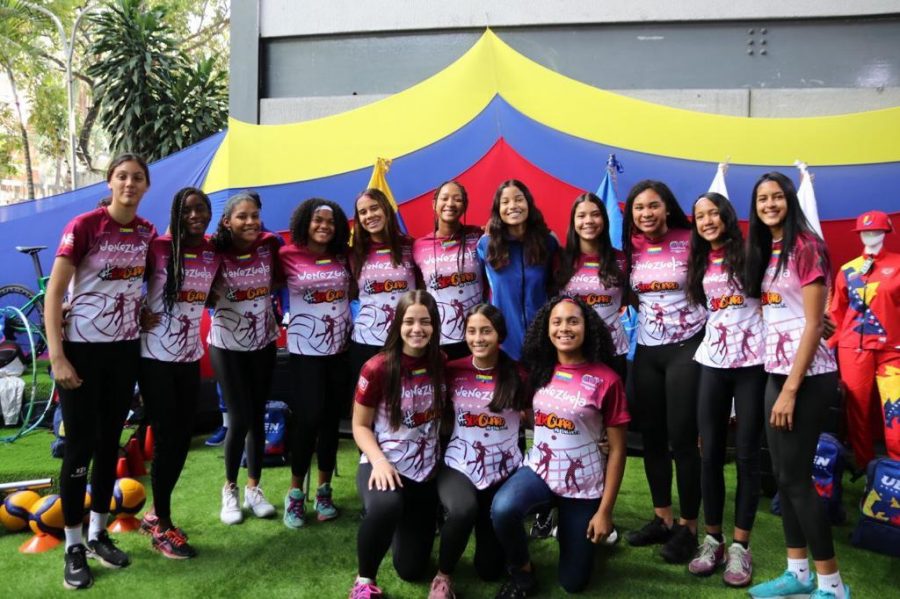 Orluis Aular y el Equipo de Espada Femenina Abanderados de los Juegos Suramericanos