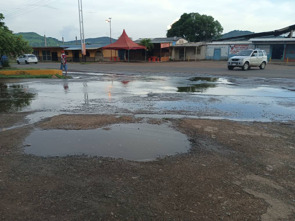 En Altagracia de Orituco: Cloacas desbordadas en la entrada de la urbanización José Francisco Torrealba un riesgo sanitario