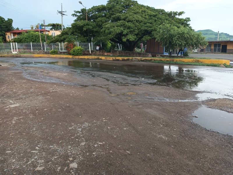 En Altagracia de Orituco: Cloacas desbordadas en la entrada de la urbanización José Francisco Torrealba un riesgo sanitario