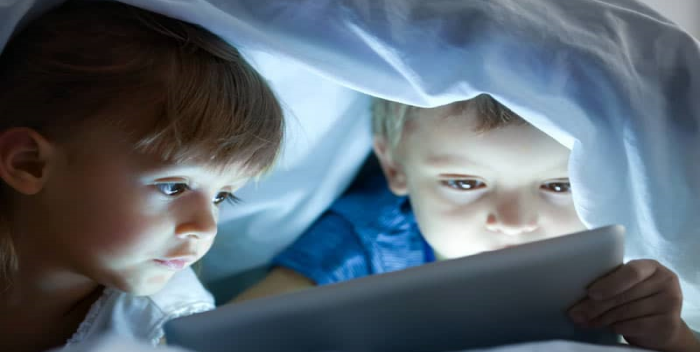 Uso interactivo de pantallas reduce el tiempo de sueño en niños