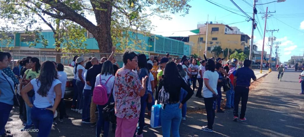 Docentes de Valle de la Pascua también protestan por un salario justo
