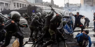 Protestas y enfrentamientos en Argentina por aprobación de ley