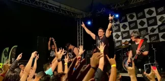 Cantante muere electrocutado tras abrazo de fanática en Brasil