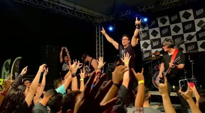 Cantante muere electrocutado tras abrazo de fanática en Brasil