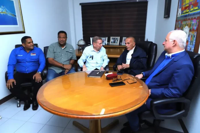 González Urrutia lidera caravana en Zulia antes de elecciones