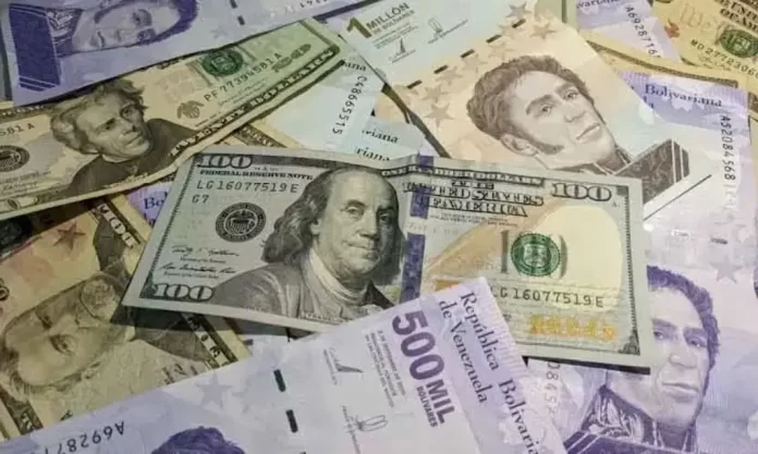 Alertan sobre devaluación del bolívar
