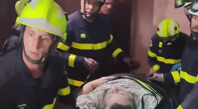 Bomberos rescatan a hombre con obesidad mórbida en España