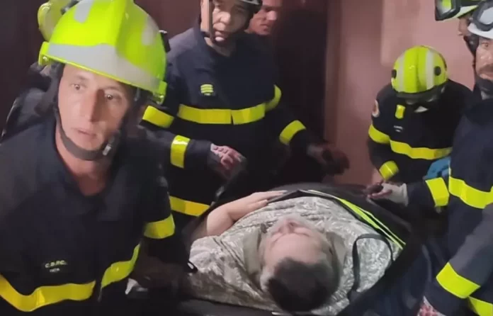 Bomberos rescatan a hombre con obesidad mórbida en España