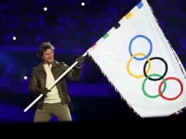 Tom Cruise roba el show en la clausura de París 2024