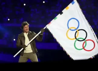 Tom Cruise roba el show en la clausura de París 2024