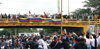 Familiares de detenidos en protesta reciben listado de traslados 