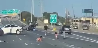 Niños en pañales sobreviven accidente en la autopista en Texas
