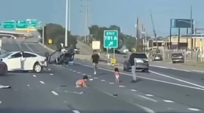 Niños en pañales sobreviven accidente en la autopista en Texas