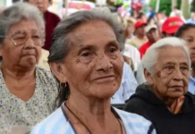 Pensionados reciben bono contra la guerra económica de septiembre