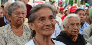 Pensionados reciben bono contra la guerra económica de septiembre