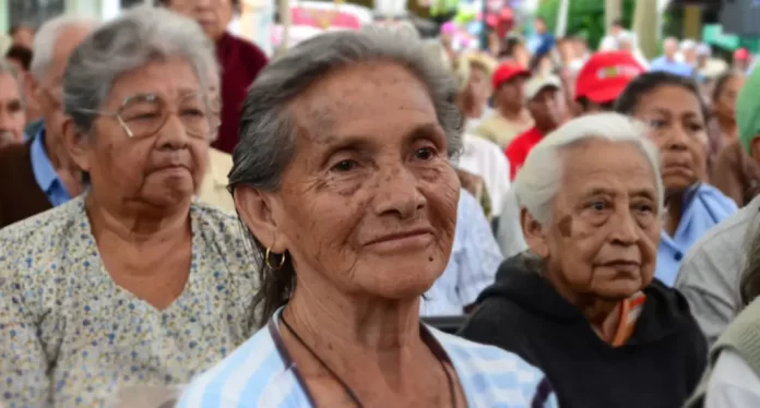 Pensionados reciben bono contra la guerra económica de septiembre