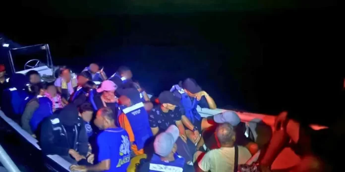 Armada colombiana rescata a 27 migrantes venezolanos