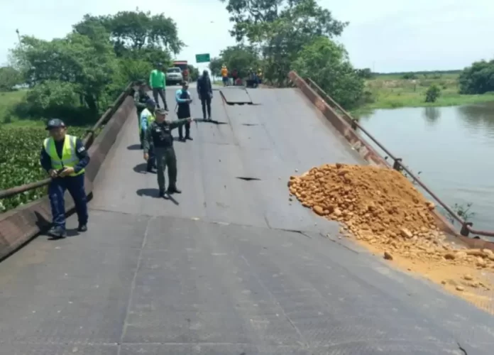 Puente Maporal en Apure colapsa por paso de camión con carga pesada