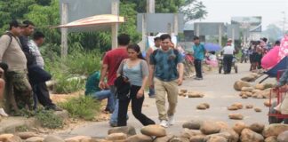 Seguidores de Evo Morales bloquean carreteras