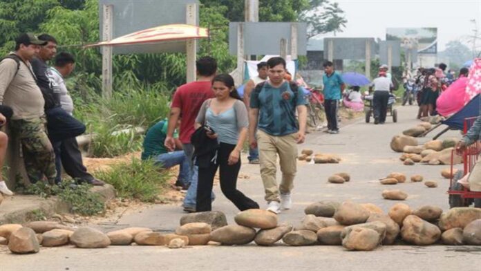 Seguidores de Evo Morales bloquean carreteras