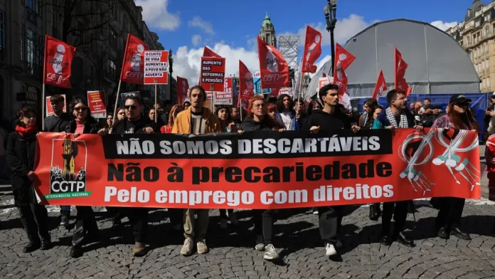 Miles de personas salen a la calle en Portugal para pedir mejores salarios y pensiones