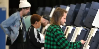 Más de 64 millones de estadounidenses han emitido ya su voto de forma anticipada, en persona o por correo, antes de la jornada electoral del próximo martes en EE.UU., de acuerdo con datos de la cadena NBC. EFE/ Lenin Nolly