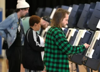 Más de 64 millones de estadounidenses han emitido ya su voto de forma anticipada, en persona o por correo, antes de la jornada electoral del próximo martes en EE.UU., de acuerdo con datos de la cadena NBC. EFE/ Lenin Nolly