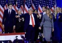 Donald Trump (c) junto con su mujer Melania Trump (d) y su hijo Barron Trump (i) se proclama vencedor de las elecciones ante sus seguidores en el centro de Convenciones de Palm Beach en Florida, Estados Unidos. EFE/ Cristobal Herrera-Ulashkevich