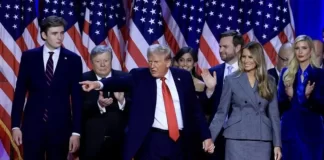 Donald Trump (c) junto con su mujer Melania Trump (d) y su hijo Barron Trump (i) se proclama vencedor de las elecciones ante sus seguidores en el centro de Convenciones de Palm Beach en Florida, Estados Unidos. EFE/ Cristobal Herrera-Ulashkevich