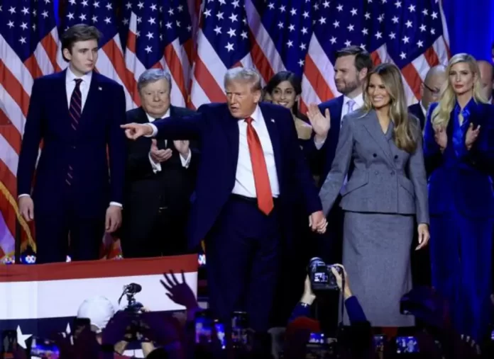 Donald Trump (c) junto con su mujer Melania Trump (d) y su hijo Barron Trump (i) se proclama vencedor de las elecciones ante sus seguidores en el centro de Convenciones de Palm Beach en Florida, Estados Unidos. EFE/ Cristobal Herrera-Ulashkevich Donald Trump (c) junto con su mujer Melania Trump (d) y su hijo Barron Trump (i) se proclama vencedor de las elecciones ante sus seguidores en el centro de Convenciones de Palm Beach en Florida, Estados Unidos. EFE/ Cristobal Herrera-Ulashkevich