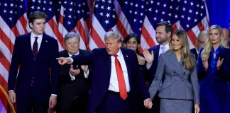 Donald Trump junto con su mujer Melania Trump y su hijo Barron Trump, se proclama vencedor de las elecciones ante sus seguidores. EFE/ Cristobal Herrera-Ulashkevich