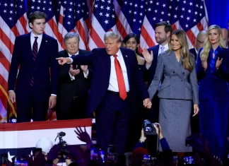 Donald Trump junto con su mujer Melania Trump y su hijo Barron Trump, se proclama vencedor de las elecciones ante sus seguidores. EFE/ Cristobal Herrera-Ulashkevich
