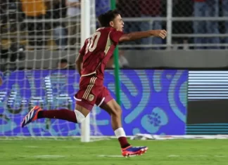 Telasco Segovia de Venezuela celebra un gol ante Brasil, este jueves durante un partido de las eliminatorias sudamericanas al Mundial de Fútbol 2026, en el estadio Monumental, en Maturín (Venezuela). EFE/ Miguel Gutiérrez