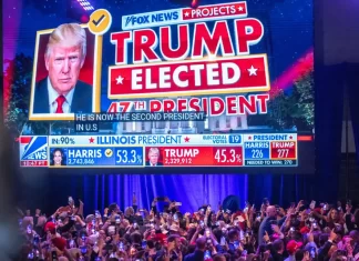 Donald Trump siguen los resultados electorales en el centro de Convenciones de Palm Beach en Florida, Estados Unidos. EFE/ Cristobal Herrera-Ulashkevich