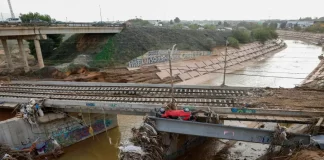 Estado de la red ferroviaria en Catarroja, Valencia este martes, una de las localidades más afectada por las inundaciones. EFE/ Chema Moya