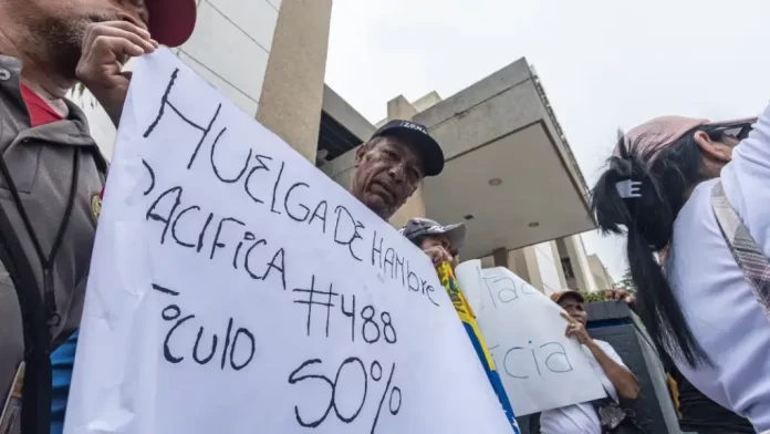 ONG dice que 48 presos venezolanos están en huelga de hambre en protesta por hacinamiento
